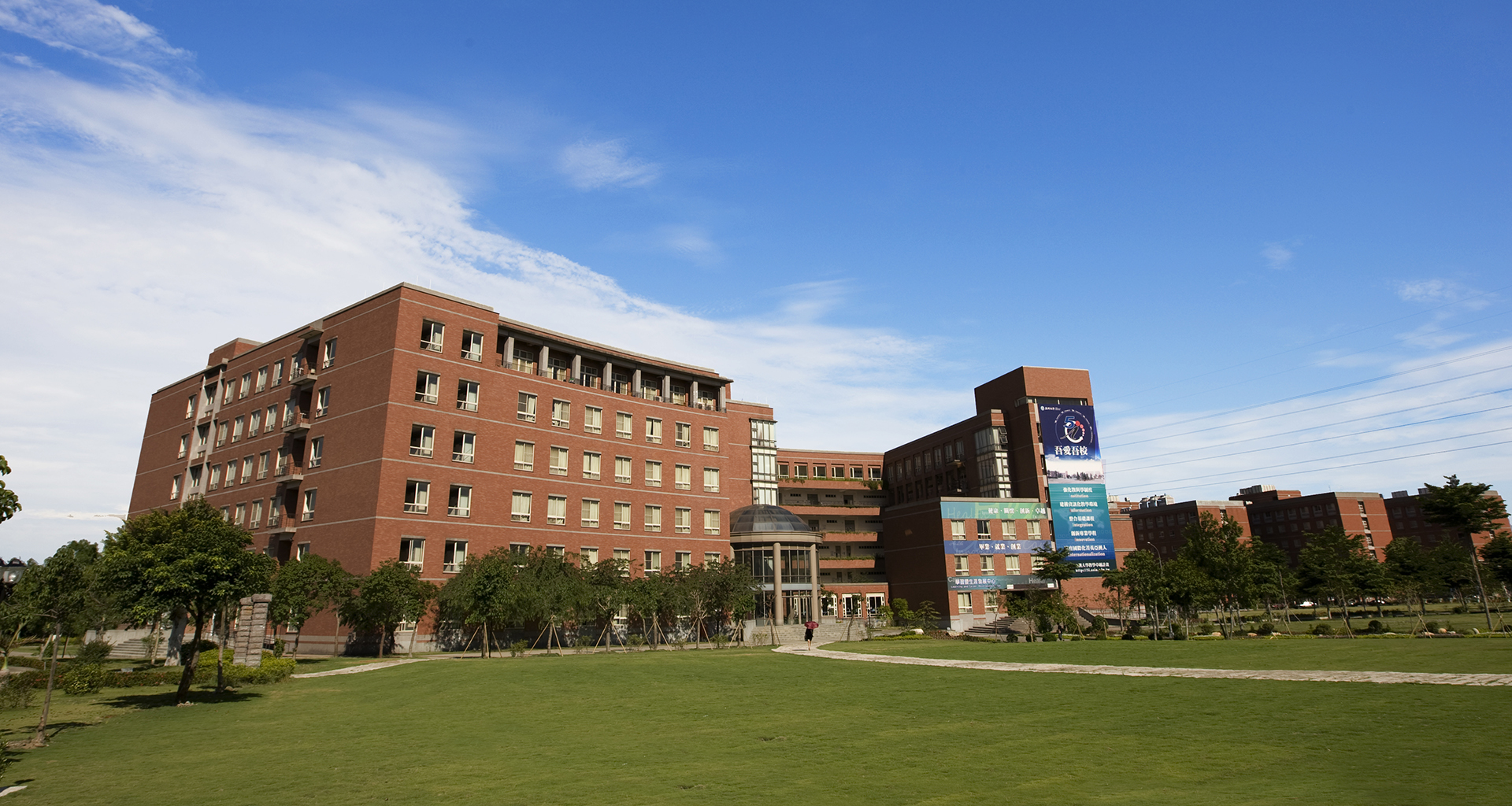 亞洲大學資訊電機大樓景色